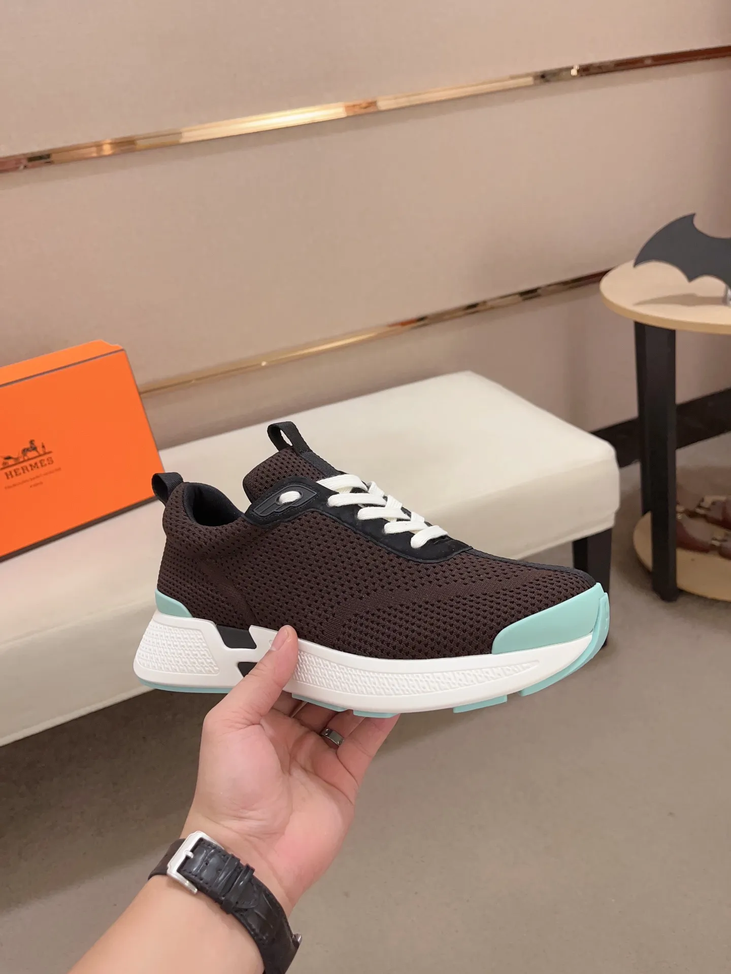 Factory price: 540💰《HERMES》【Classic original single version】Hermès; top 🔝purchasing agent🔍🔍men's latest 🇺🇸 counter sales simultaneously, original imported from Italy ▲▲silk cowhide with breathable fabric ▲▲ (high-end ·Exquisite·Grade) Exquisite workmanship (Italian 🇮🇹Imported water-dyed 🐂cowhide lining) Sole: Original sole provided by the original factory, ⚠️Exclusive double-layer activity·TPR·Rubber·Combined molded outsole; Super·comfortable·wear-resistant·non-slip·environmental protection The real thing is more beautiful if you take the real thing (high quality, follow the order), you can enter and exit the counter at will * Number of yards: 38·39·40·41·42·43·44# (can be customized 45.)